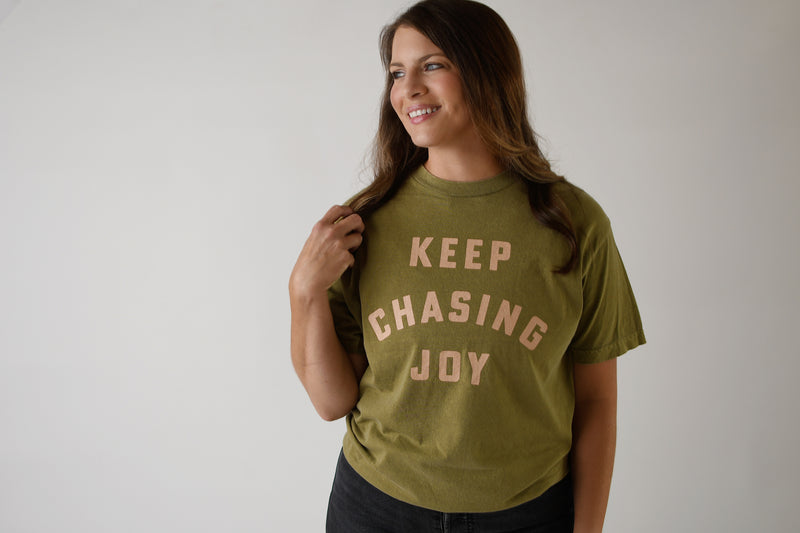 KEEP CHASING JOY TEE IN GREEN