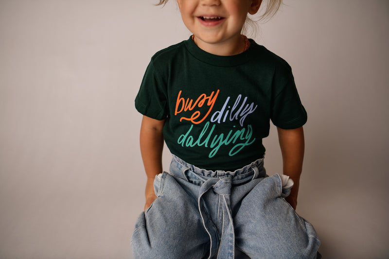 BUSY DILLY DALLYING KIDS' TEE | FOREST GREEN