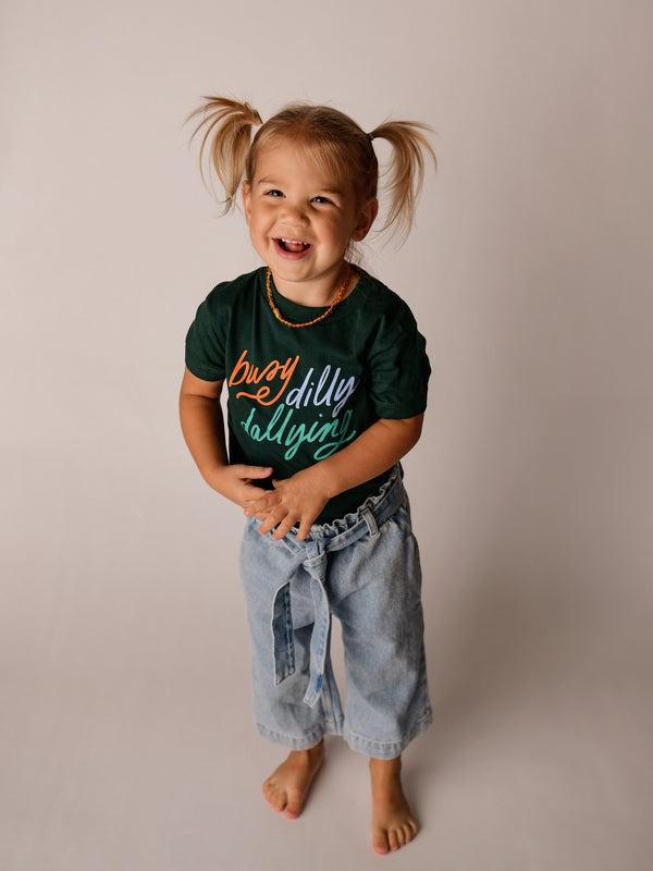 BUSY DILLY DALLYING KIDS' TEE | FOREST GREEN