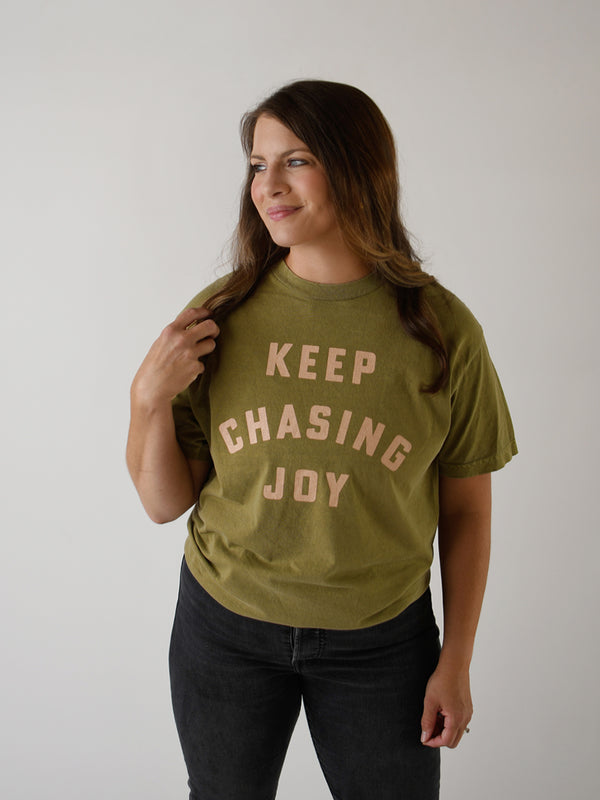 KEEP CHASING JOY TEE IN GREEN